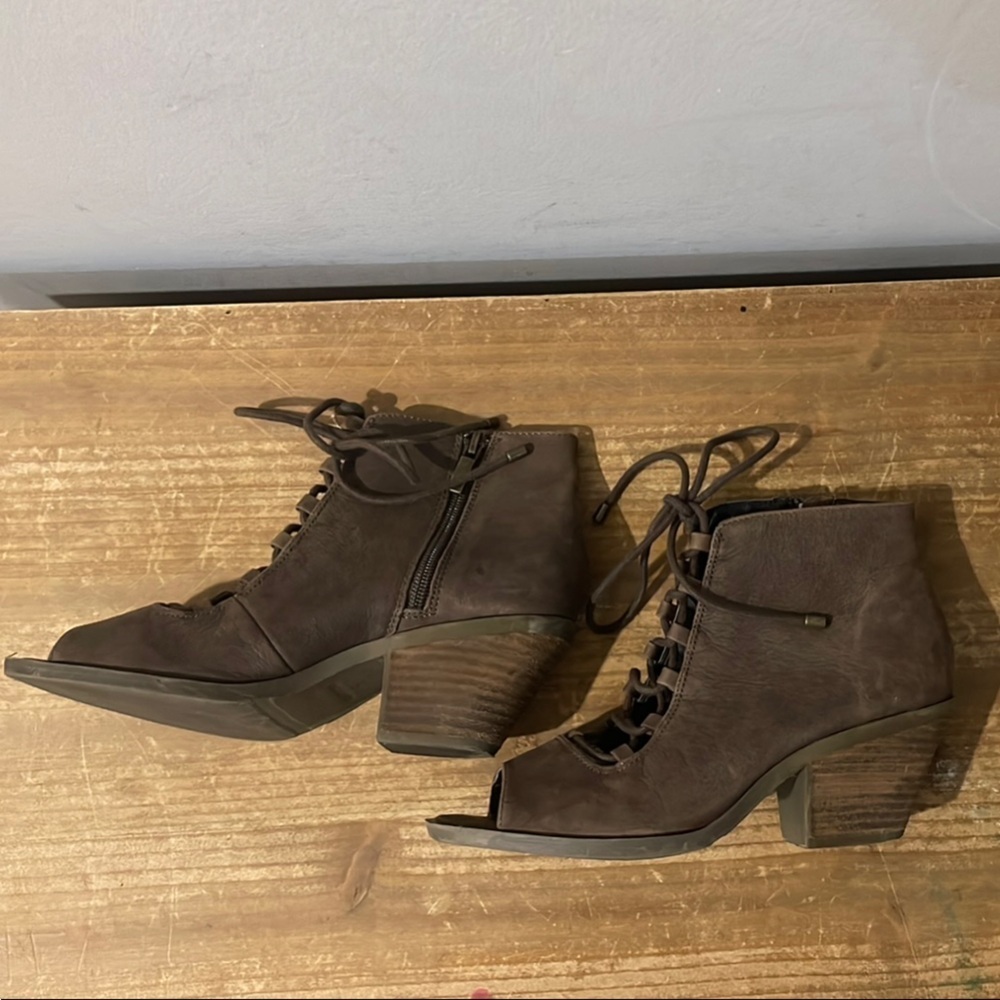 Adam Tucker by Me Too size 7.5 chocolate Brown Lace-Up Peep Toe Ankle Boots - Picture 5 of 10